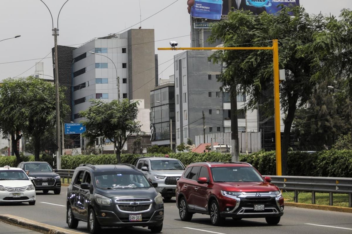 Un equipo que controla la velocidad de los vehículos se ha instalado en la avenida Javier Prado.