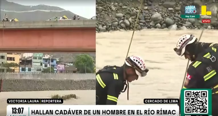 Al menos diez efectivos de la Policía Nacional del Perú trabajaron en el rescate del cuerpo.