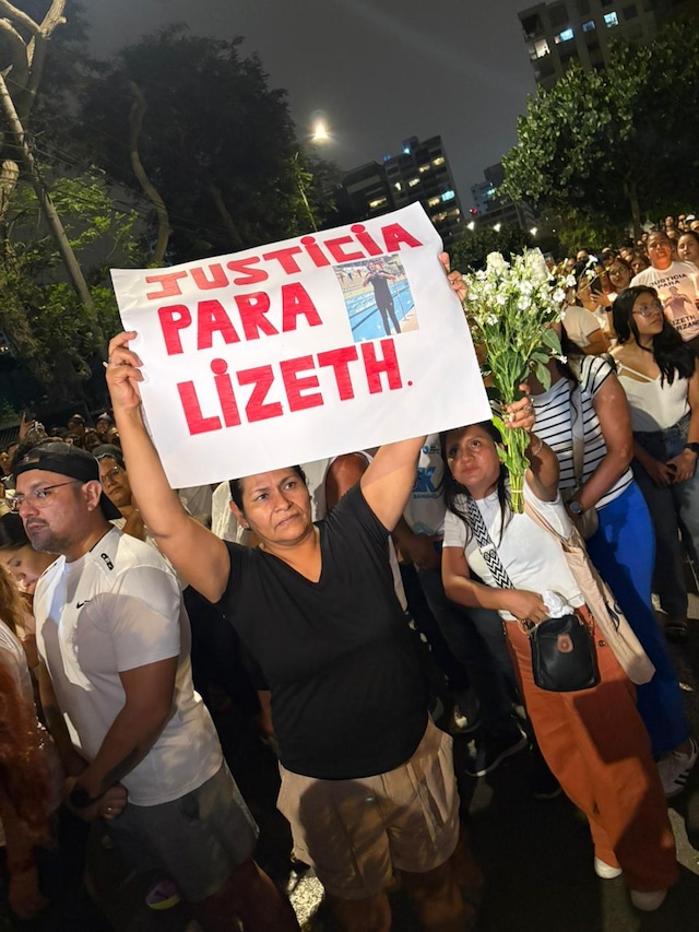Vecinos y otras personas se congregaron en Camino Real para honrar a la campeona de buceo. (Fotos: Lady Gamarra)