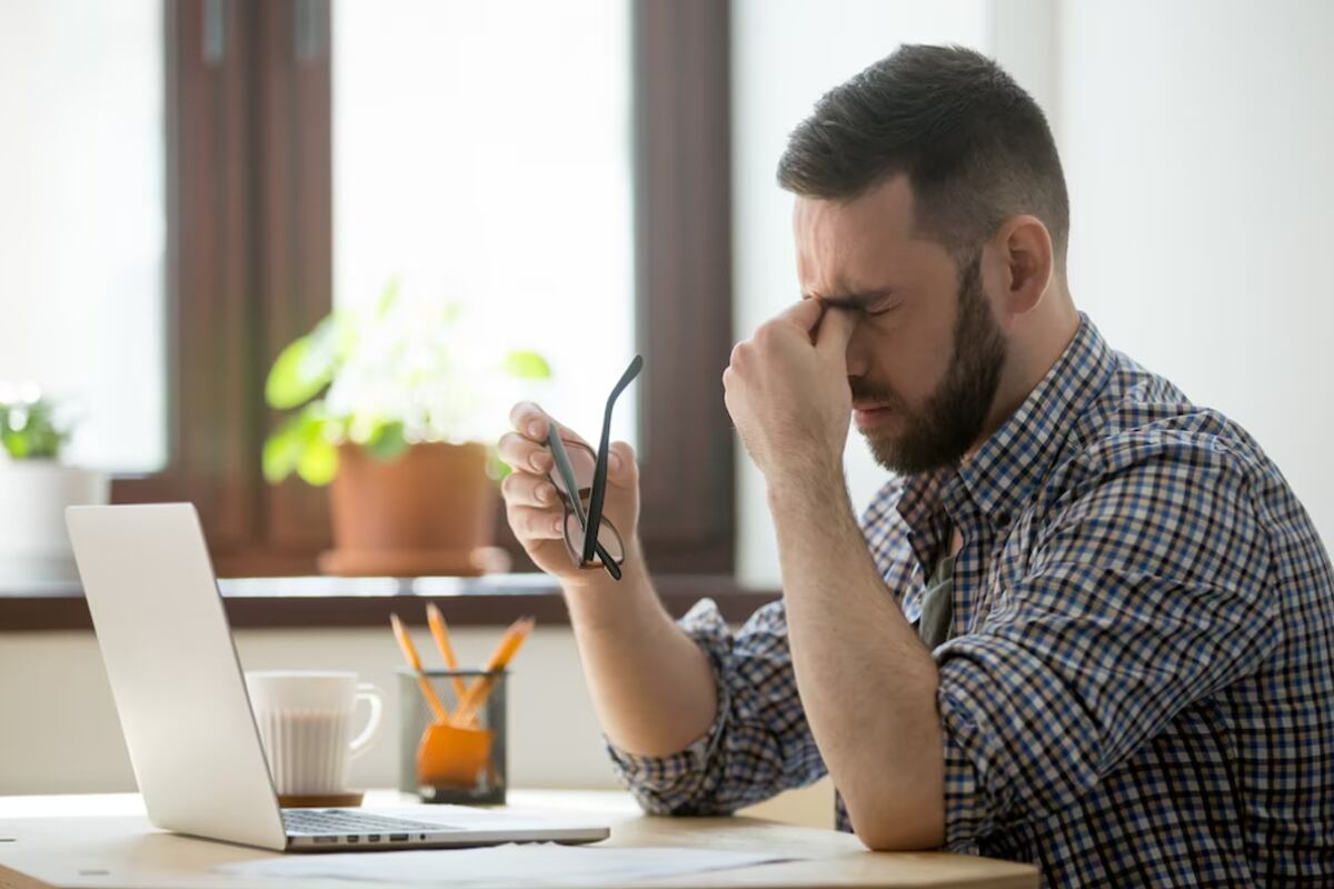 Los dolores de cabeza son frecuentes en esta enfermedad (Yanalya / Freepik)