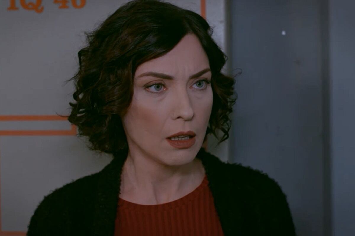 Hülya intentando convencer a Melis de entregar al pequeño Omer (Foto: Stellar Yapım)