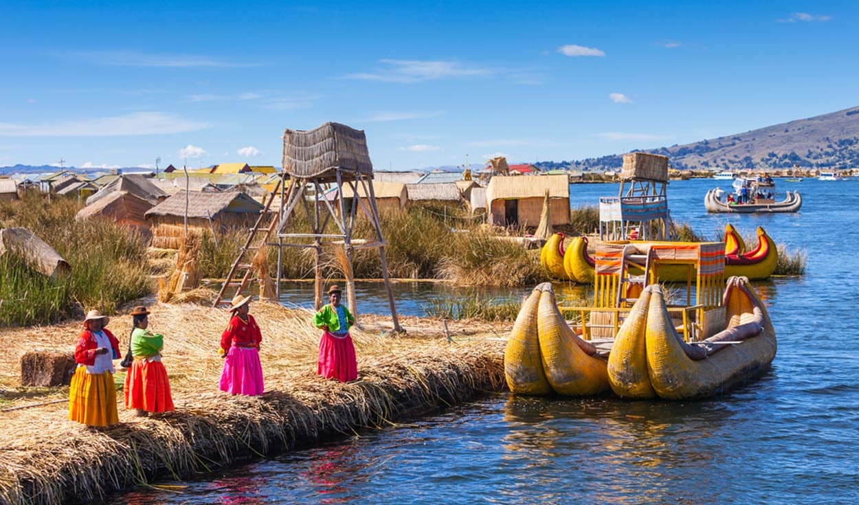 Es uno de los lagos más grandes de Sudamérica y el cuerpo de agua navegable más alto del mundo. El Lago Titicaca se extiende por la frontera de Perú y Bolivia. Una de las actividades imperdibles que hacer en este destino es dar un paseo por las islas Taquile, Amantaní y Uros, las cuales puedes visitar a través de sus lanchas y botes hechos de totora, un material natural con la que también crearon la base de sus islas. (Foto: Shutterstock)