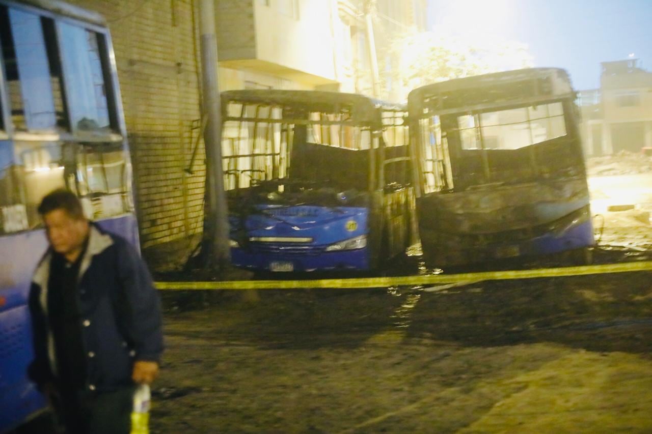 SMP: incendio reduce a cenizas dos unidades de ‘La Estrella’ en aparente ataque extorsivo. Foto: GEC