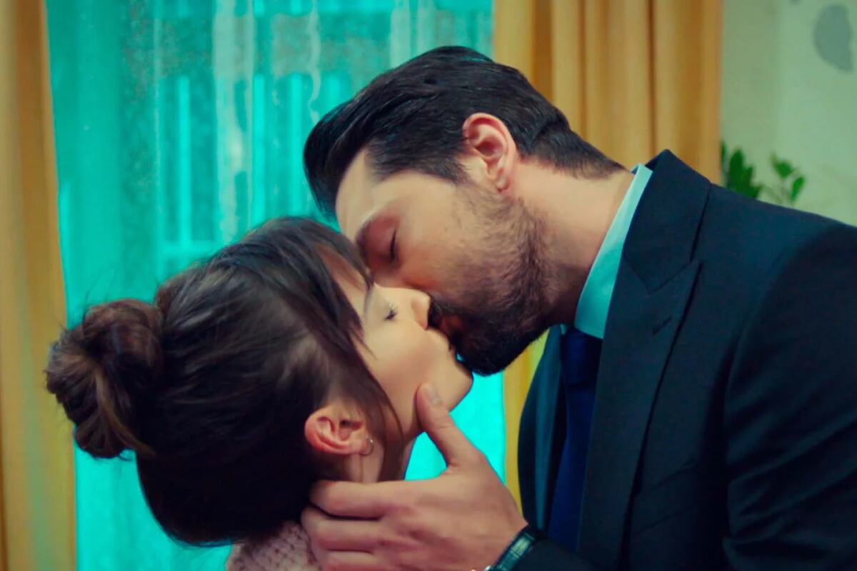 Zeynep y Alihan se dan su primer beso en la casa de la joven (Foto: Med Yapim)
