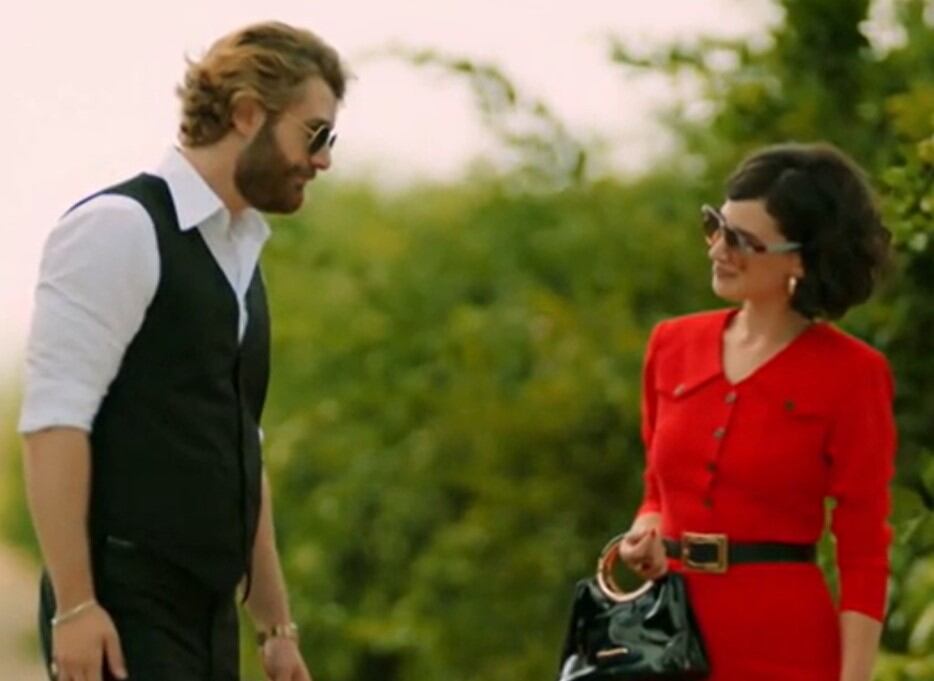 Fikret invita a Betül a una cena (Foto: Tims & B Productions)