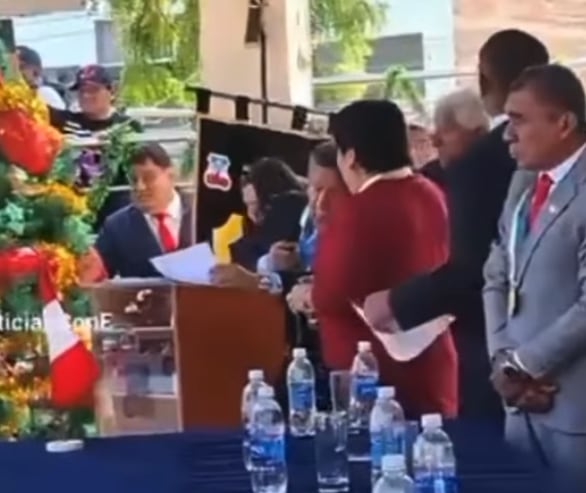Burgomaestre recibió huevos en plena ceremonia. (Fuente: América TV)