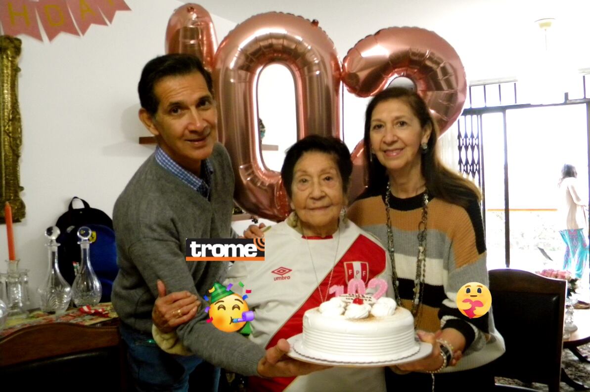 Doña Regina recibió feliz sus 102 años, gozando de buena salud y del amor de su familia. (Isabel Medina / Trome).