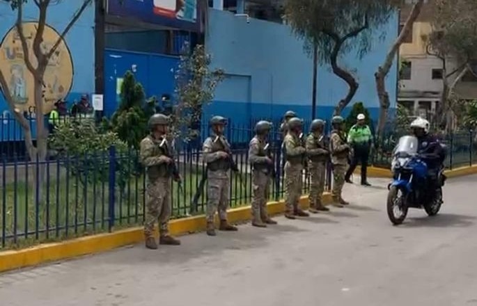 Militares resguardaron el colegio Julio C. Tello, tras asesinato de profesor.