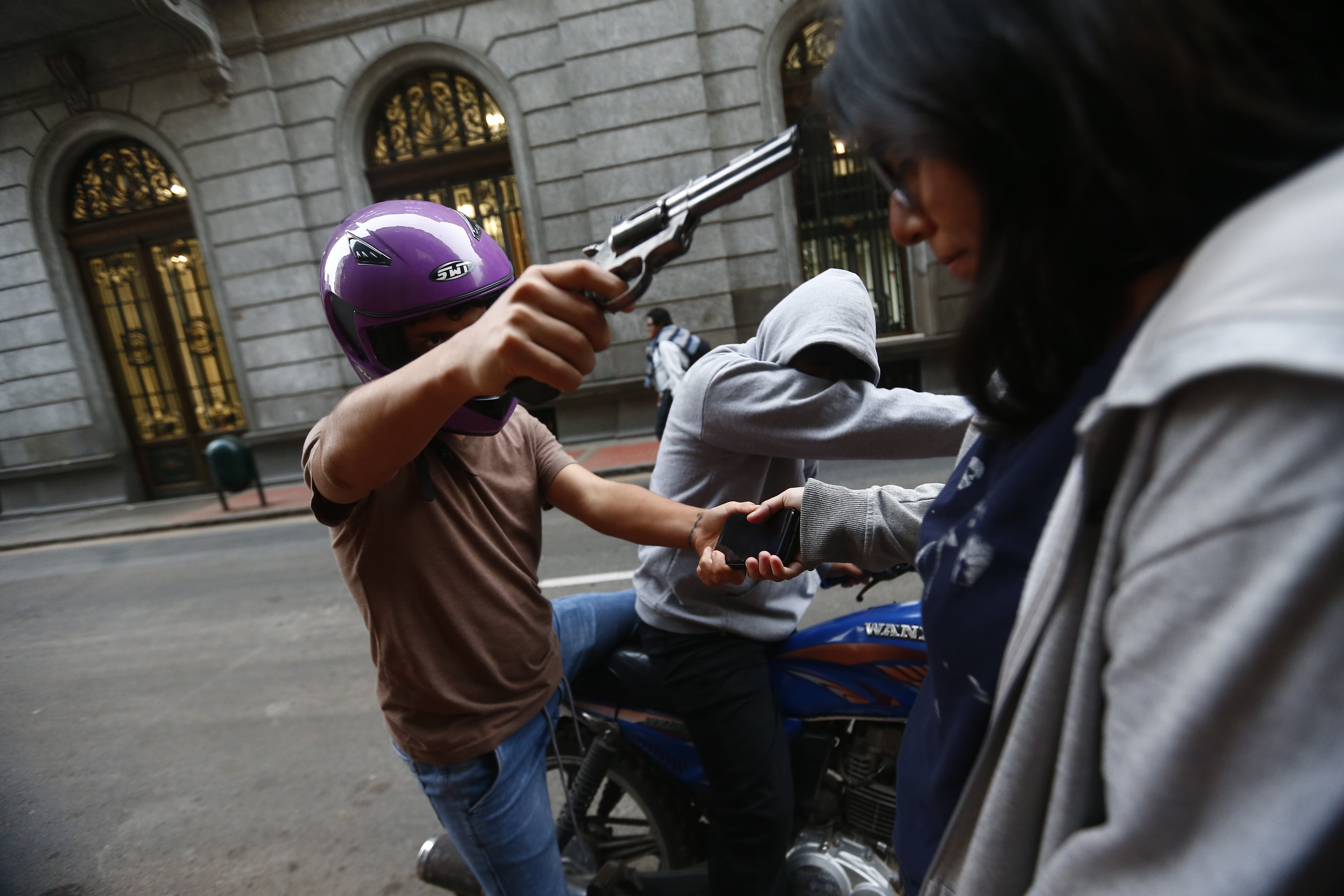 Asaltos en moto en plena calle de Lima.