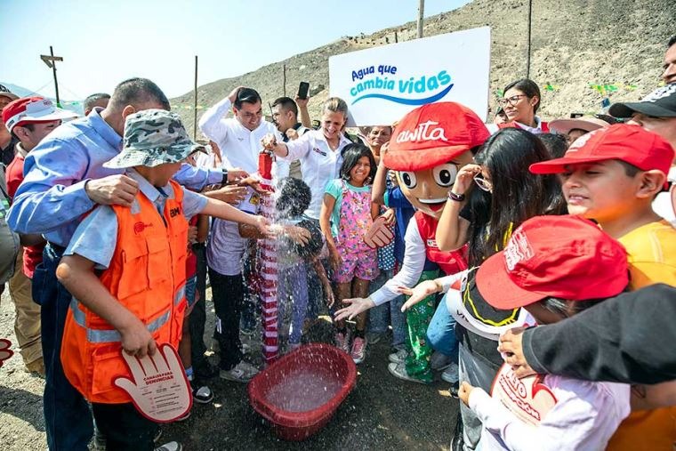 Miles de vecinos de quebrada de Manchay celebrando la inauguración del servicio de agua potable y alcantarillado. Foto: Ministerio de Vivienda, Construcción y Saneamiento