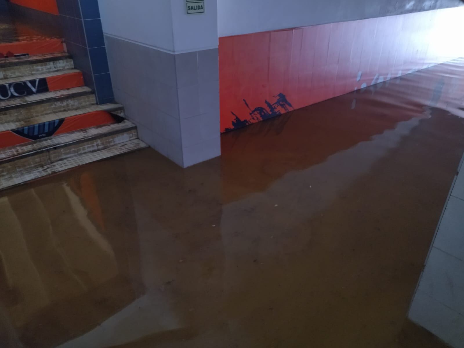 Así quedó el ingresó a los camerinos del recinto deportivo. (Foto: Carlos Balarezo)