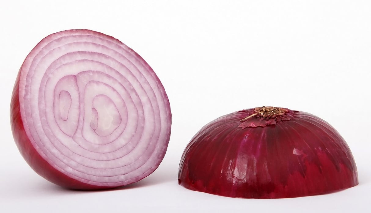 La cebolla. Comparte muchas propiedades similares a la del ajo, también es antibacterial. Es un gran expectorante. Si estás resfriado, prepárate un jarabe de cebolla. (Foto: Pixabay)