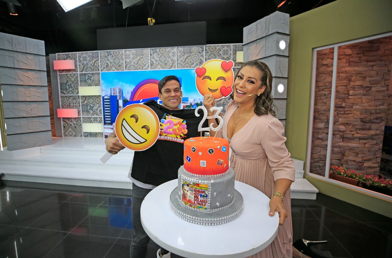 Karla Tarazona y Cristian Domínguez los conductores de Préndete con emoticones de amor nos dejaron un cariñoso saludo. Foto: César Bueno/@photo.gec
