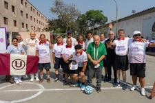 Leyendas de la “U” alegran a residentes del Hogar Canevaro: pelotearon y entonaron cánticos