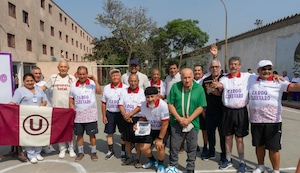 Leyendas de la “U” alegran a residentes del Hogar Canevaro: pelotearon y entonaron cánticos