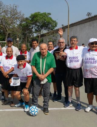 Leyendas de la “U” alegran a residentes del Hogar Canevaro: pelotearon y entonaron cánticos