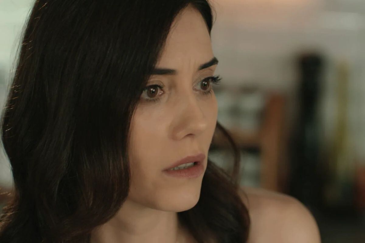 Asya le pide a Derin que retiro los cargos conta Volkan en "Infiel" (Foto: Med Yapım)