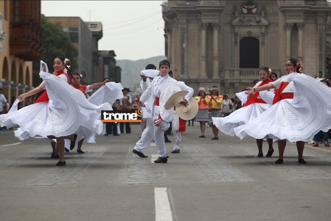 Marinera y tondero engalanaron la Plaza Mayor de Lima. (Entrevista: Isabel Medina / Foto: Alessandro Currarino / Trome).