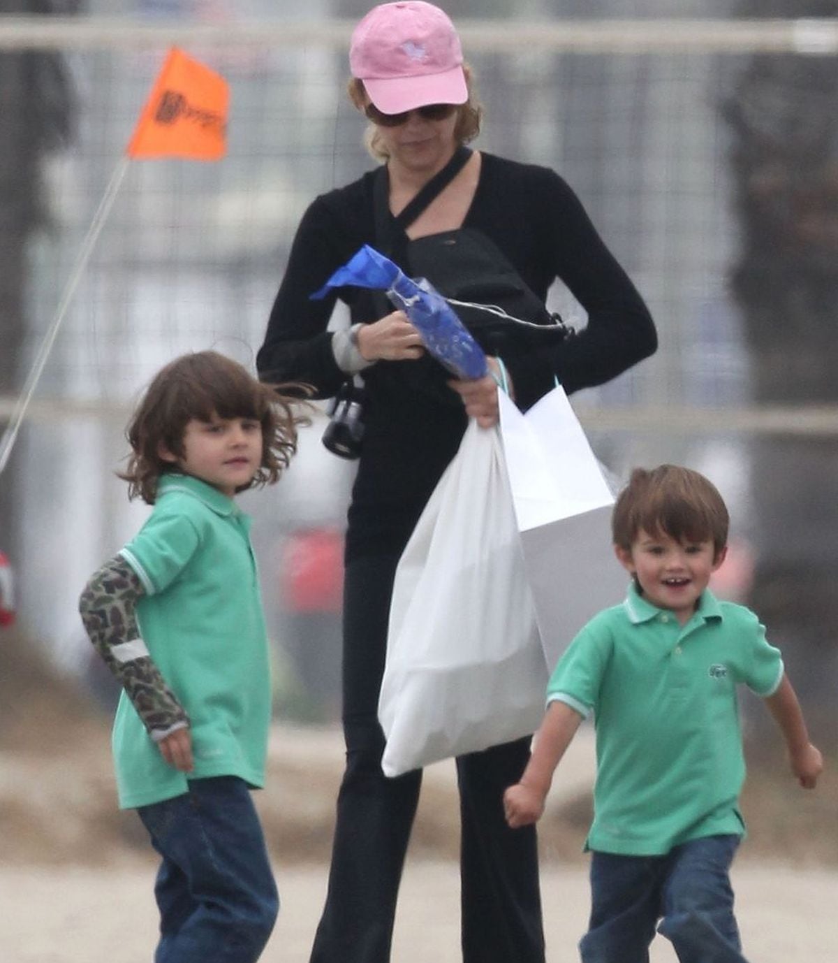 La artista junto a los dos hijos que tiene con "Luismi", y quienes tuvieron en don Manuel a su figura paterna (Foto: Univision.com)