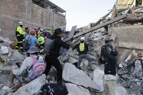 ¡Terremoto en Colombia deja 224 muertos! No hay peruanos entre las víctimas y continúan rescates entre es...