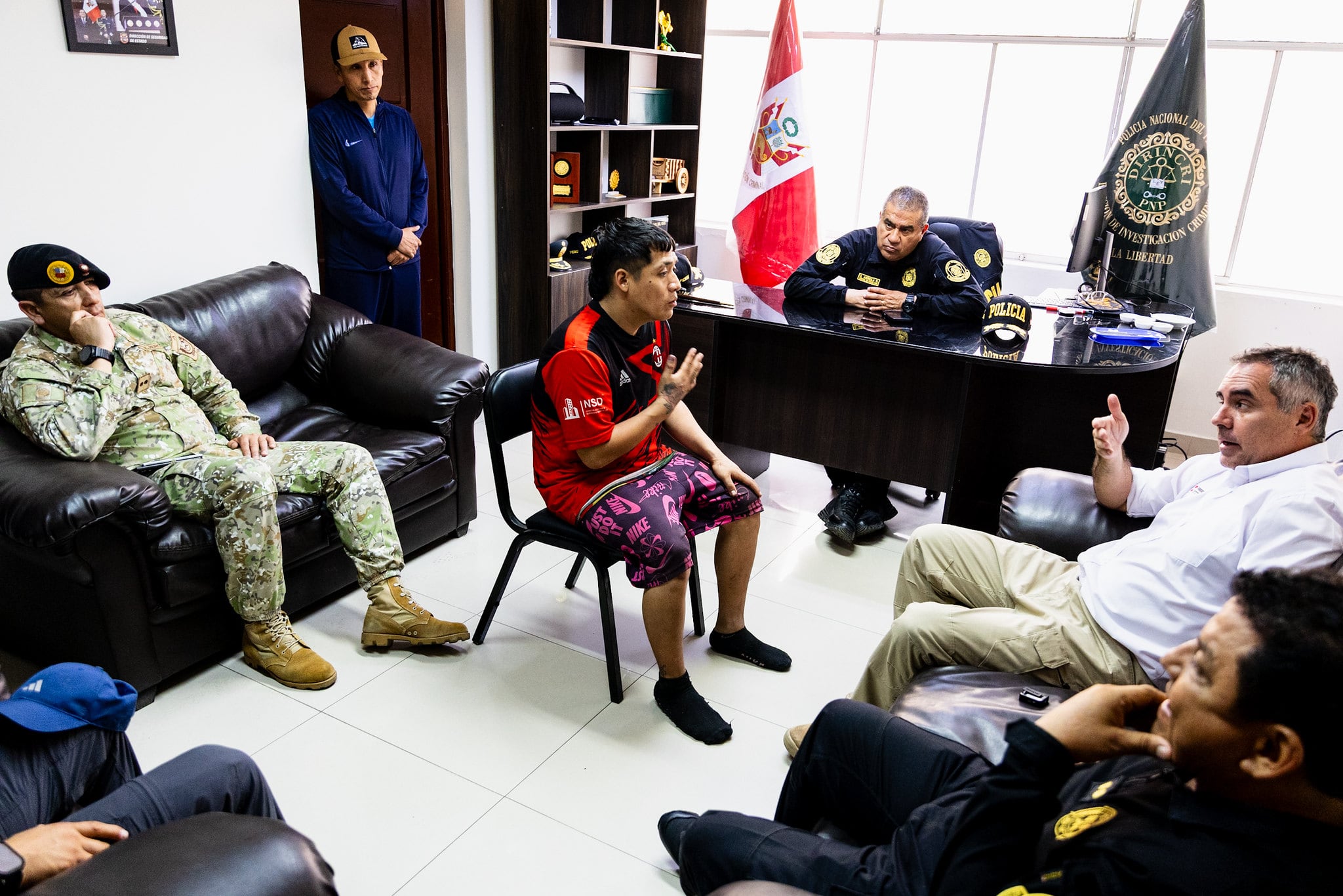 El ministro Rafael Belaunde junto a uno de los detenidos en Trujillo. (Foto: Mindef)