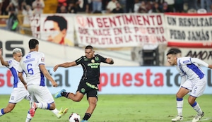 Edison Flores aprovecha error de la defensa de Sullana y marcó el transitorio empate de Universitario | VIDEO