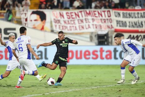 Edison Flores aprovecha error de la defensa de Sullana y marcó el transitorio empate de Universitario | V...