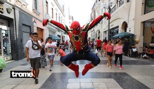 Hombre Araña se recursea vendiendo juguetes en el Jirón de la Unión