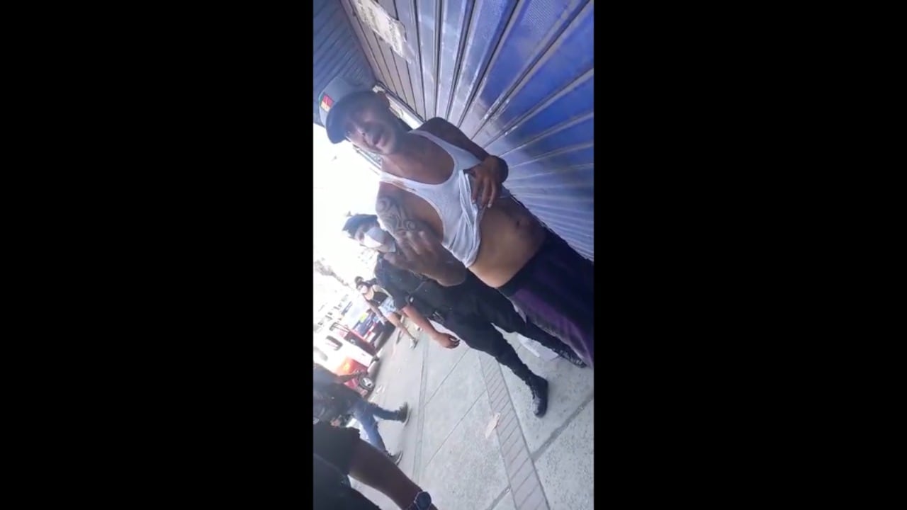 Vendedora ambulante le regala plato de comida a extranjero y él le roba su celular.