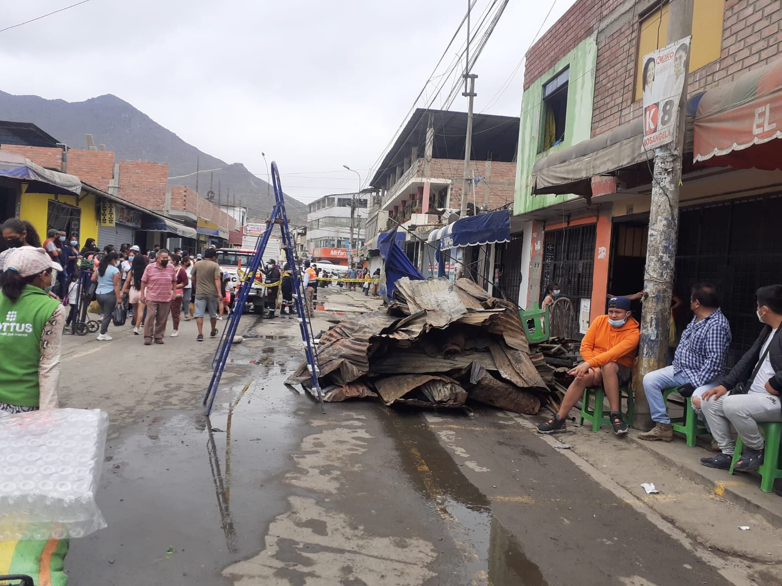90 comerciantes (45 de ellos informales) perdieron miles de soles en mercadería en un voraz incendio. (fotos: Mónica Rochabrum/Trome)