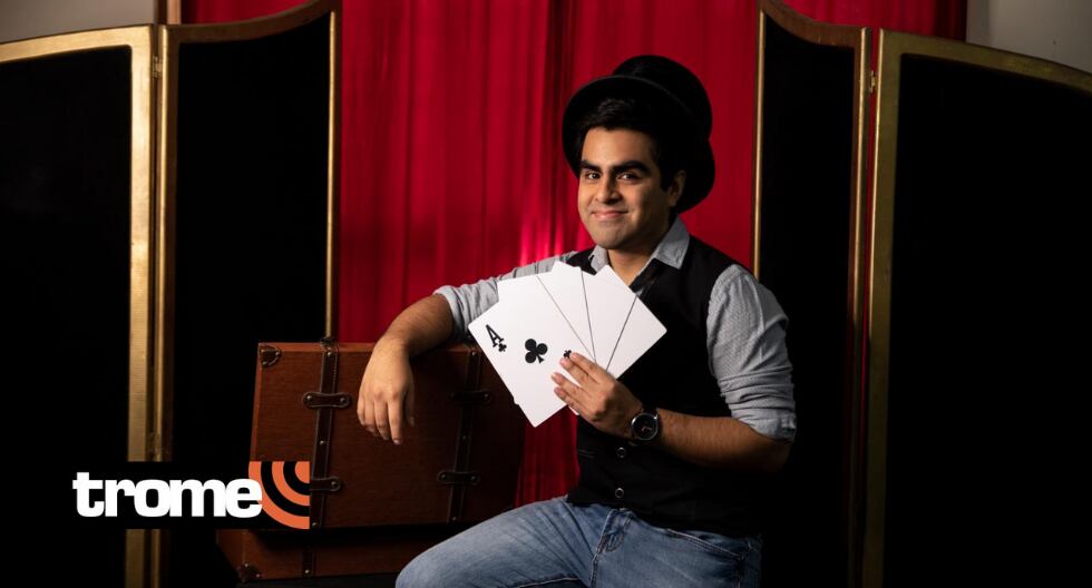 Joven sorprende con trucos de magia