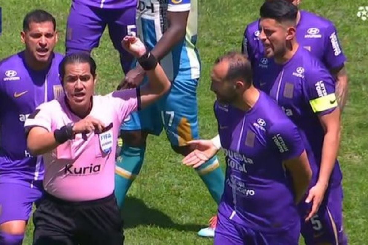 Árbitro señala que Hernán Barcos se fue diciéndole algo (Foto: L1MAX)