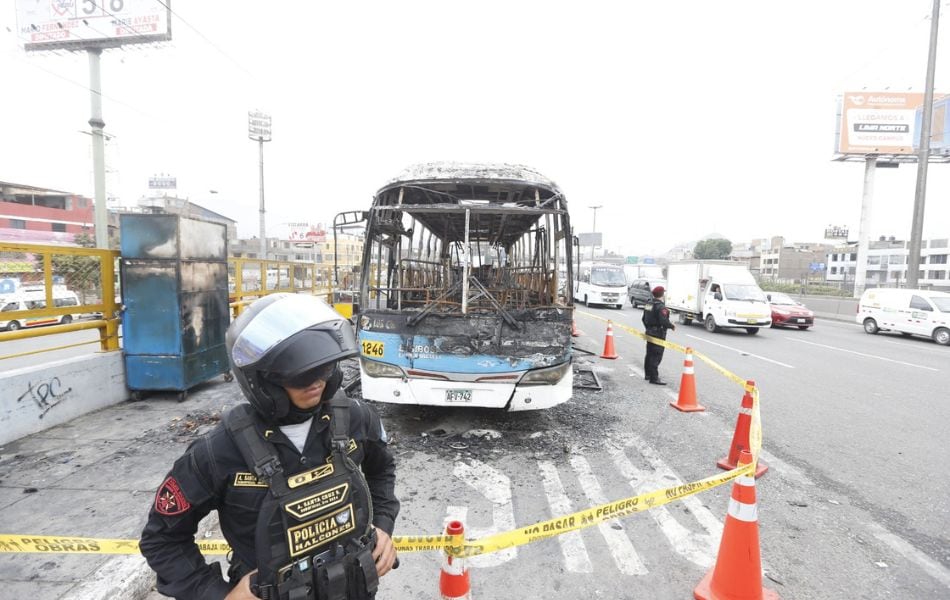 Un bus de transporte público se incendió en la Vía de Evitamiento, a la altura de Puente Nuevo, en El Agustino. ( Foto: Josep Angeles / @ photo.gec )