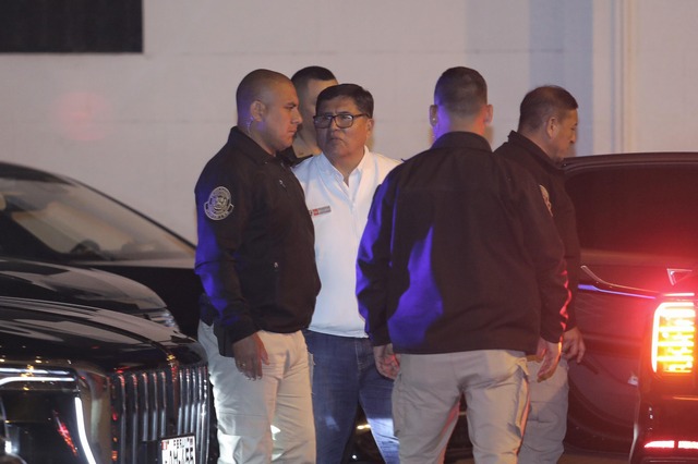 Dina Boluarte y su gabinete de ministros se retiran de palacio luego que el congreso aprobará su vacancia.
Foto: Joel Alonso @photo.gec