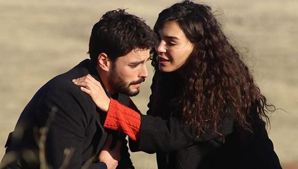 La telenovela "Hercai" es protagonizada por los actores Ebru Şahin y Akin Akinözü (Foto: Mia Yapım)