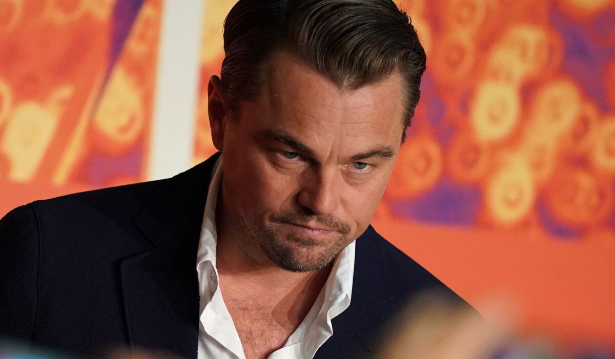 Cuando Leonardo DiCaprio llegó para asistir a una conferencia de prensa sobre la película "Érase una vez... en Hollywood" en la 72ª edición del Festival de Cine de Cannes en 2019. (Foto: Sebastién Berda / AFP)