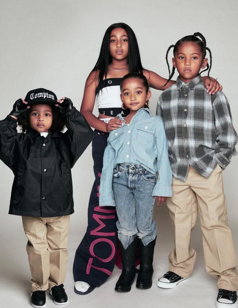 Los pequeños del clan Kardashian no se quedaron atrás. Para celebrar con anticipación la fiesta de disfraces, lucieron disfraces de personajes icónicos de los 90. North, Saint, Chicago y Psalm se tomaron una serie de fotografías con los looks de Aaliyah, Sade, Snoop Dogg y Eazy E. ¡Se ven muy tiernos! (Foto: IG @kimkardashian)
