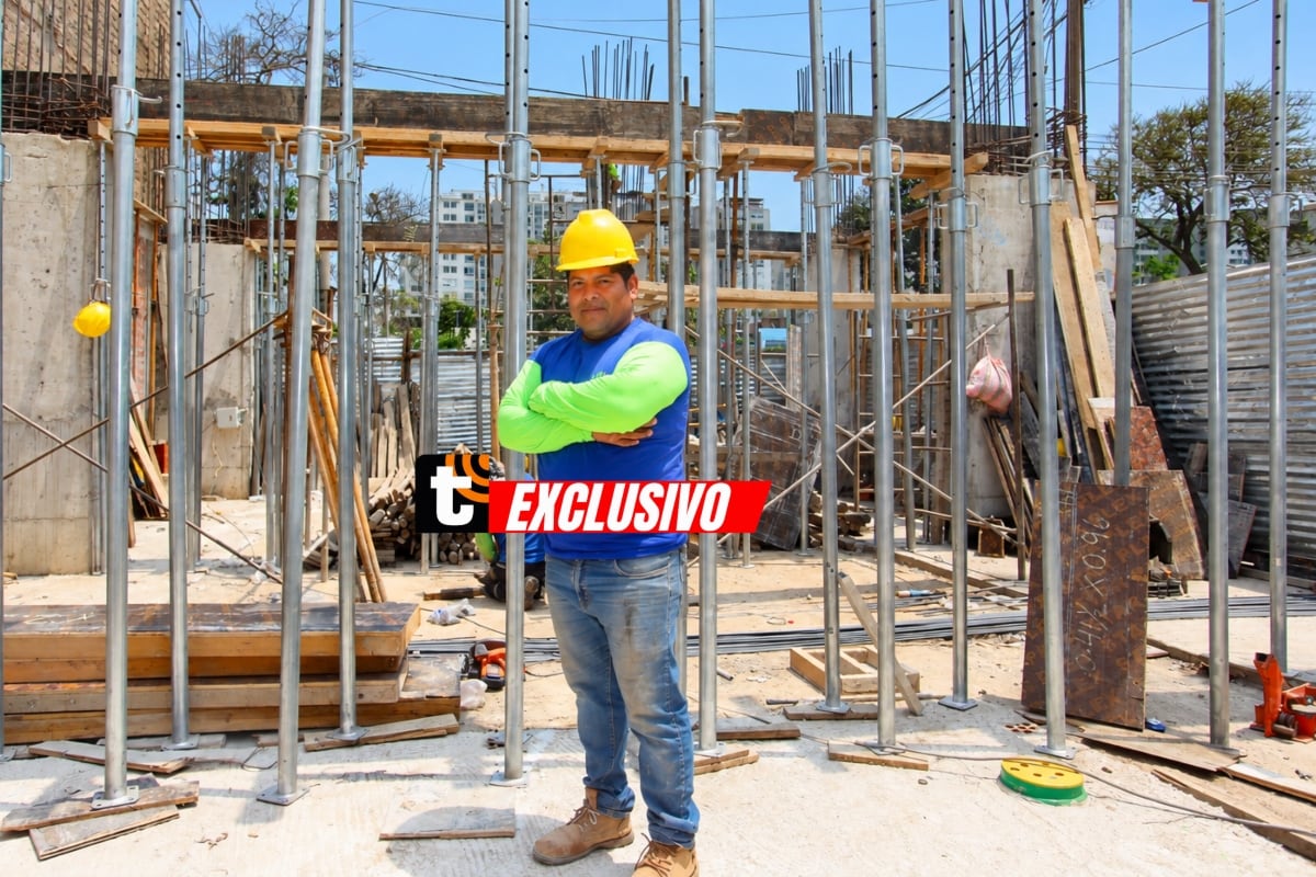 Empezó ayudando a su padre, también maestro de obra, y luego se animó a emprender por cuenta propia. Hoy está a punto de graduarse como ingeniero civil. Conoce su historia de esfuerzo y superación. Foto: Violeta Ayasta / Trome.