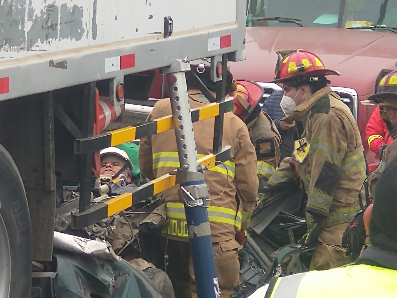 Chofer estuvo atrapado cuatro horas dentro de su vehículo. Medio cuerpo lo tenía libre pero por seguridad le pusieron un casco. | Foto: José Yucra