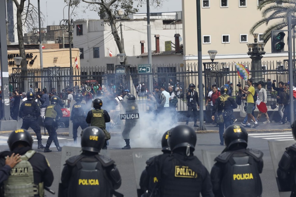 Manifestantes pugnan por llegar al Congreso durante mensaje a la Nación de Dina Boluarte. Foto: Cesar Campos/@photo.gec