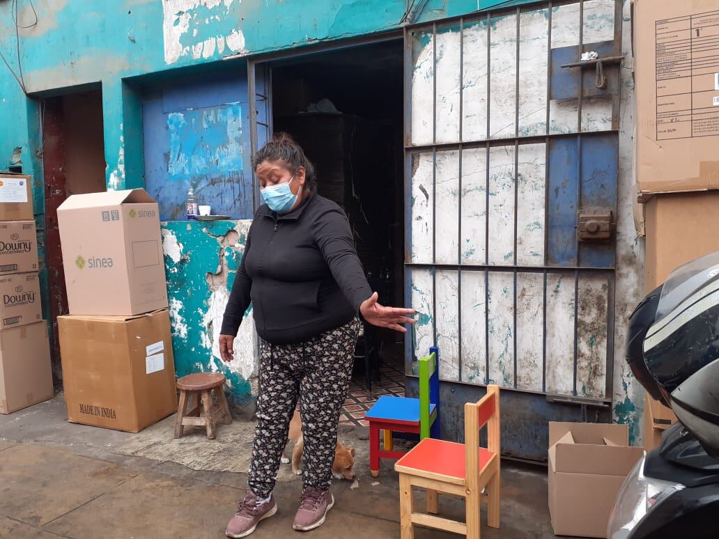 Un delincuente bajó de un mototaxi y asaltó a una comerciante, a la que le robó su celular, pero además 3 mil 800 soles, que estaba destinado para pagar el tratamiento médico de su hijito.