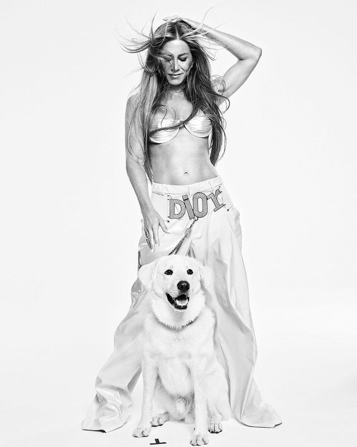 Otra de las fotos para la revista, acá con su perro (Foto: Jennifer Aniston / Instagram)