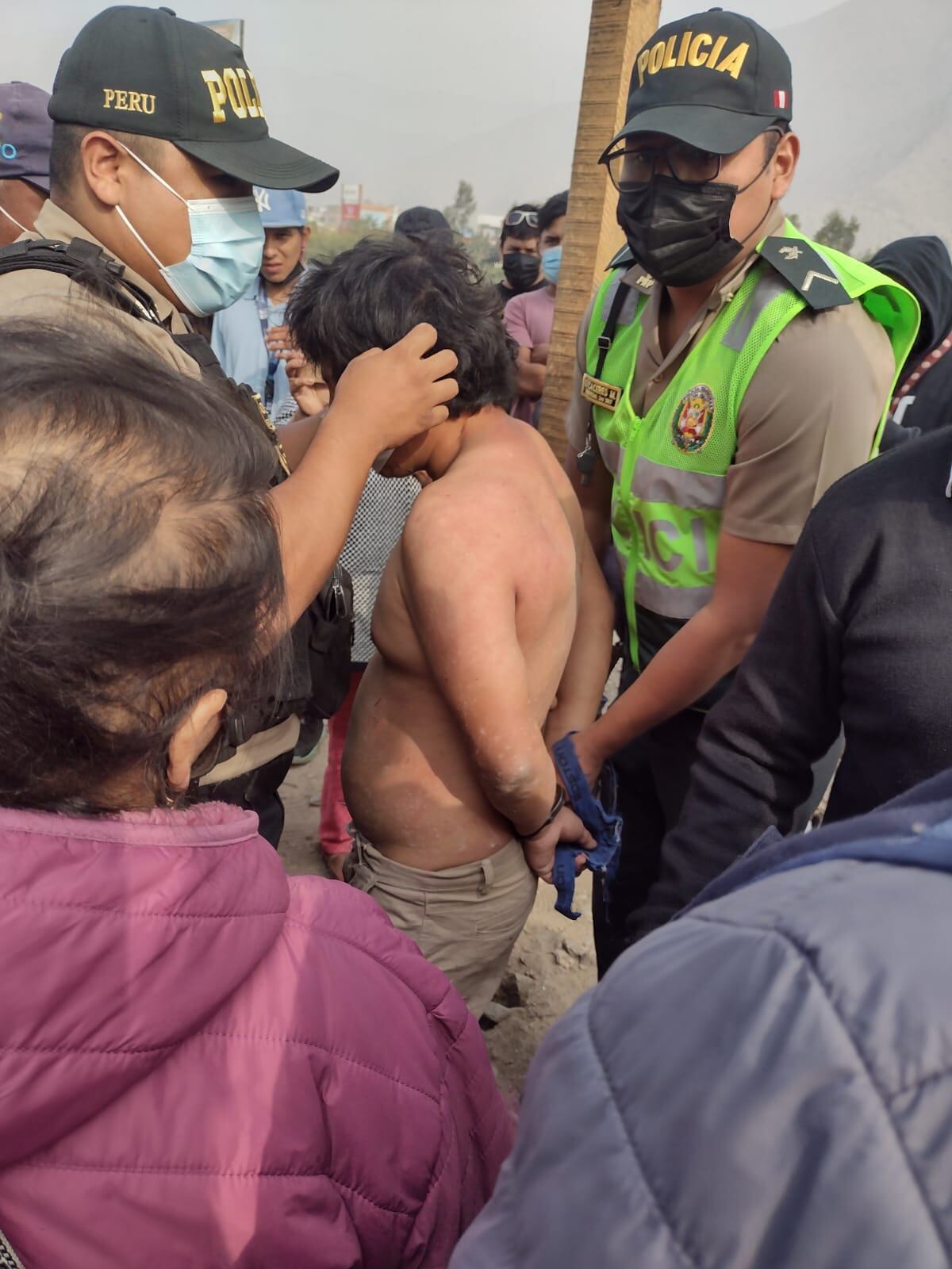 Comerciantes de un mercado y moradores de Ñaña, atraparon a un ladrón y le dieron una paliza a patadas, puñetes y jalones de cabellos.