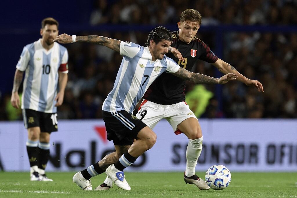 Argentina's midfielder #07 Rodrigo De Paul and Peru's defender #19 Oliver Sonne fight for the ball during the 2026 FIFA World Cup South American qualifiers football match between Argentina and Peru at the La Bombonera stadium in Buenos Aires on November 19, 2024. (Photo by ALEJANDRO PAGNI / AFP)