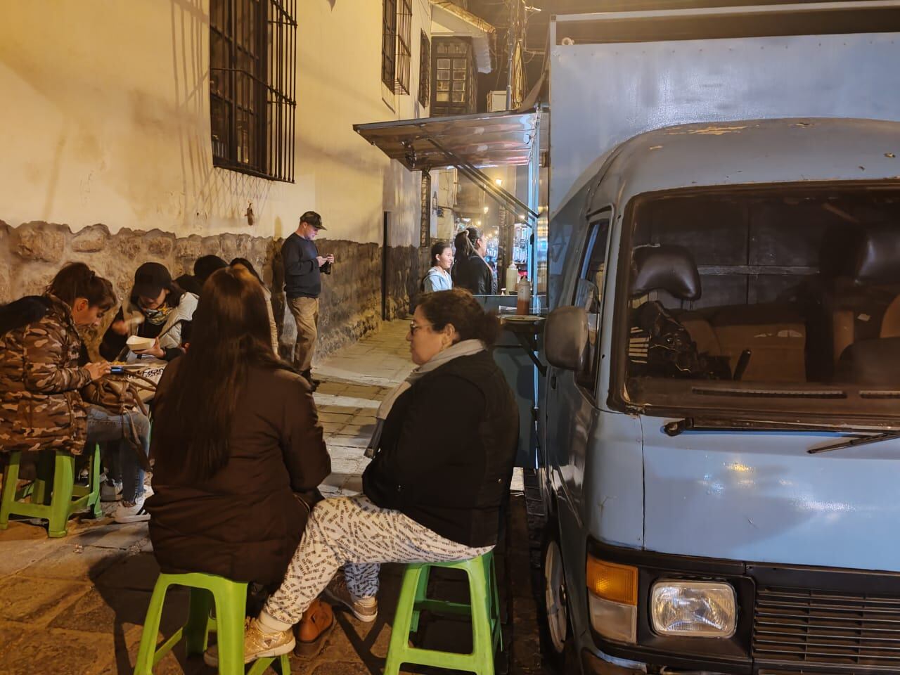 Los comensales pueden hacer colas para saborear sus enchiladas. Foto: Katty Gines.