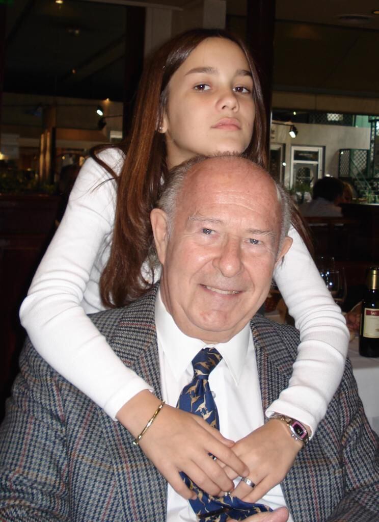 Alessa y su abuelo. (Foto: archivo personal)