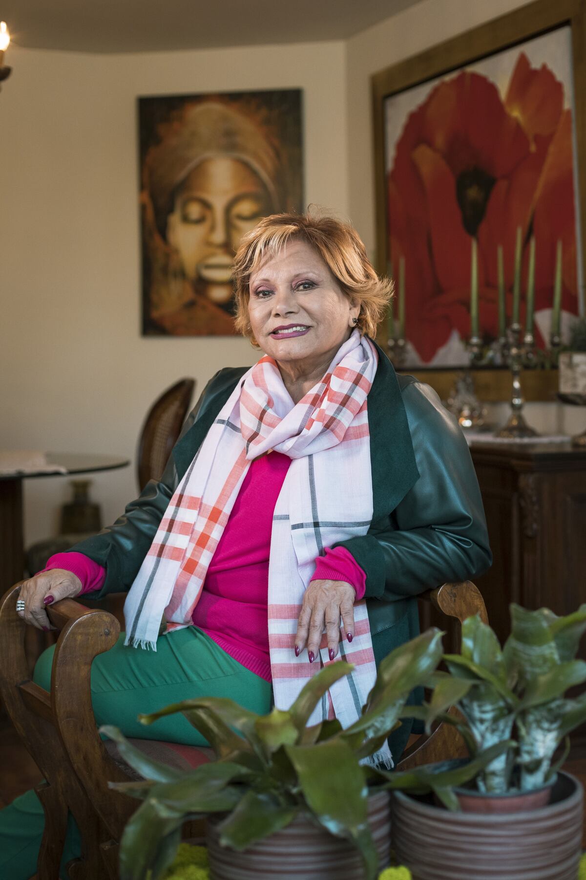 En sus tiempos libres, Camucha Negrete pinta al óleo. Todas las pinturas que adornan las paredes de su sala han sido pintadas por ella. (Foto: Joel Alonzo)