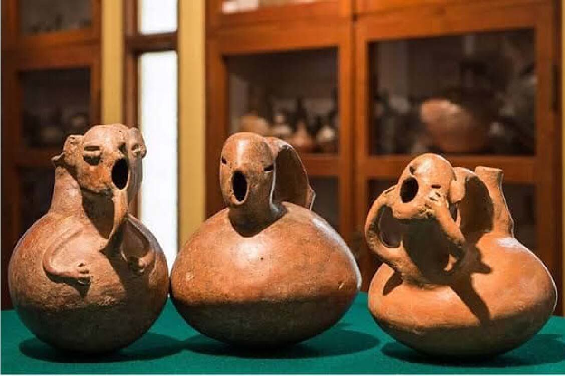 La cerámica Vicús representa figuras naturales (humanas, animales y vegetales) y espirituales.