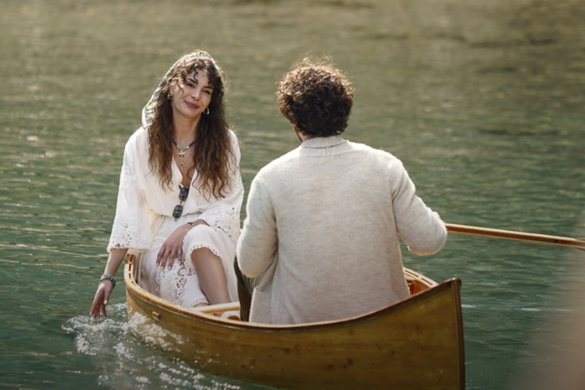 Los protagonistas de "Cien años de milagro" en un bote (Foto: OGM Pictures)