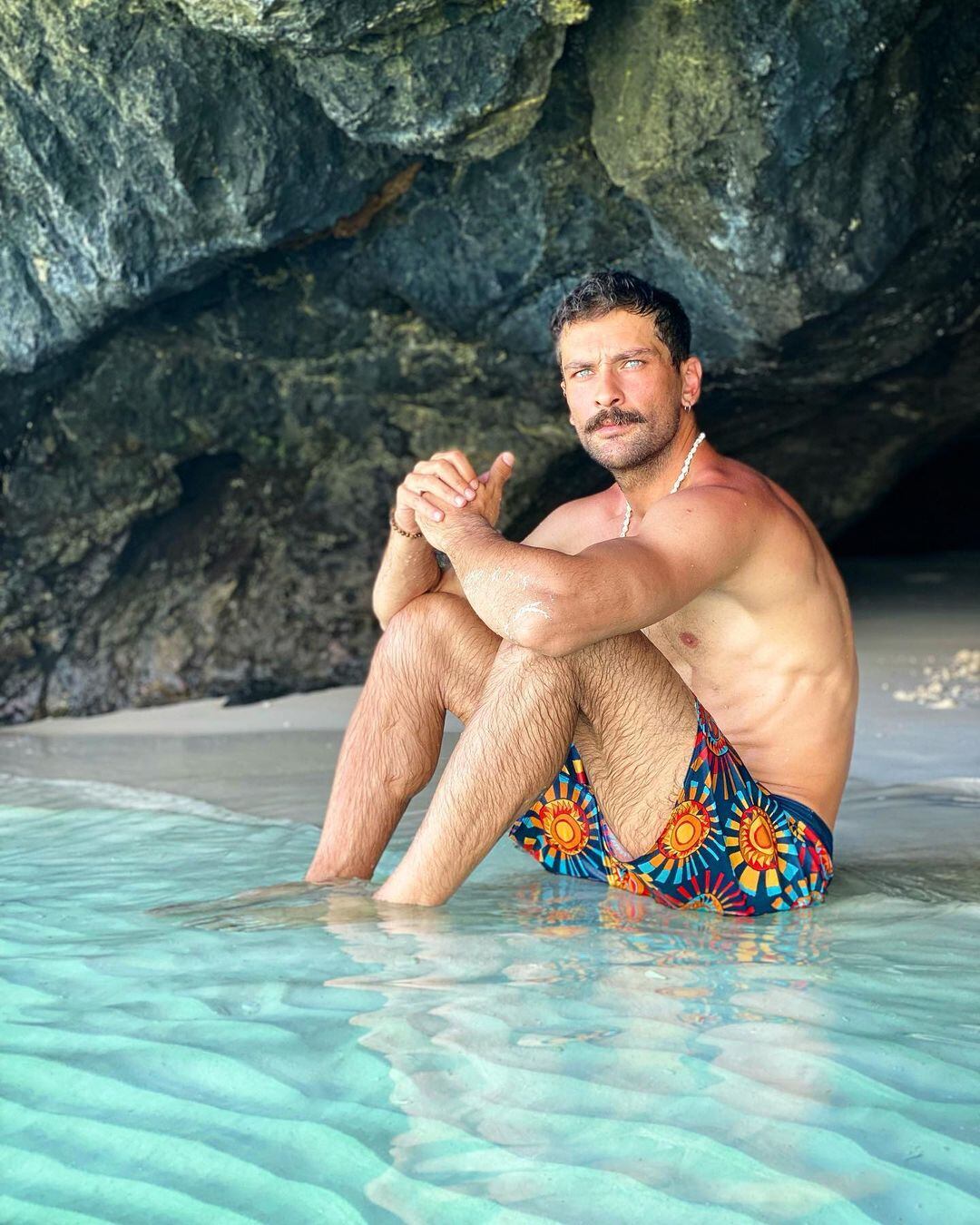 El artista en un día de playa (Foto: Onur Tuna / instagram)